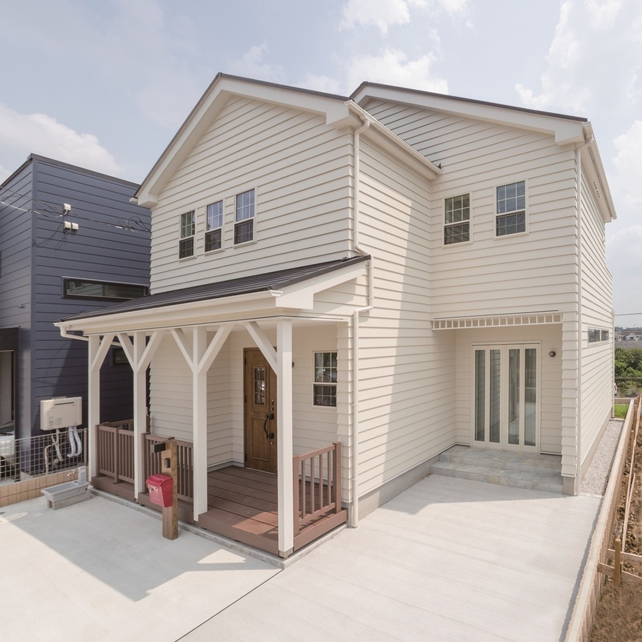 白いラップサイディングの西海岸風のおうち アイキャッチ画像