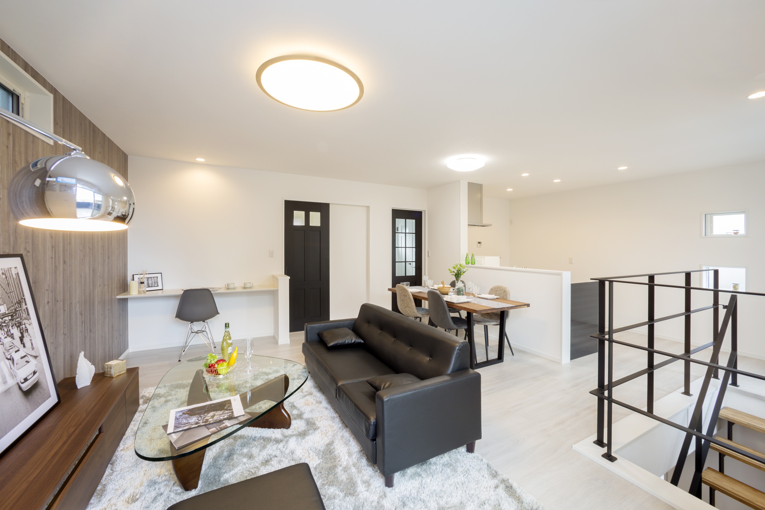 室内から愛車が見えるガレージのあるおうち アイキャッチ画像