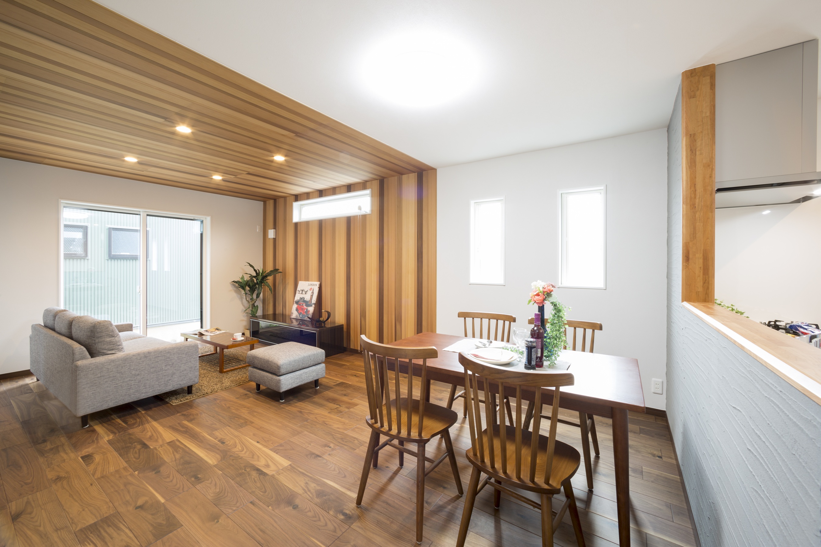 ウッドパネル張りの木の温もりを感じるおうち アイキャッチ画像