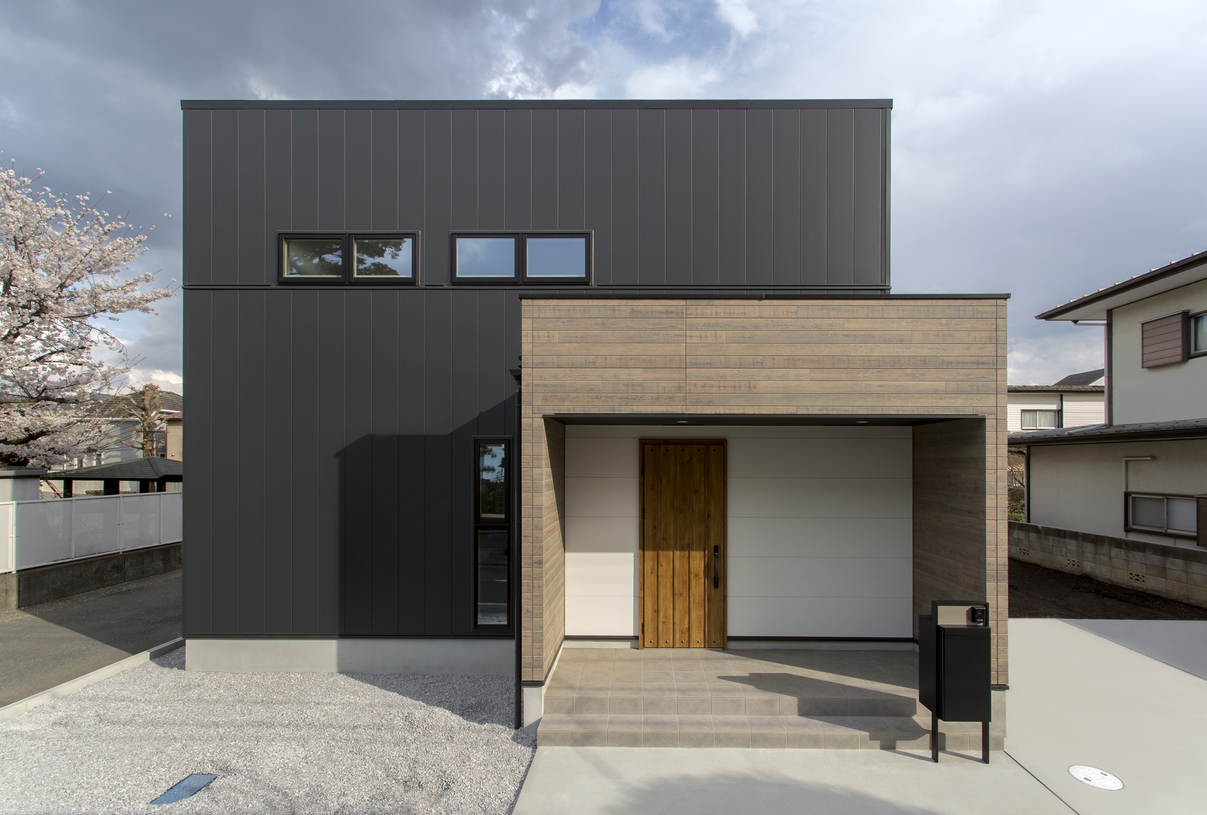 外観はカッコよく、室内は温かみのあるおうち アイキャッチ画像