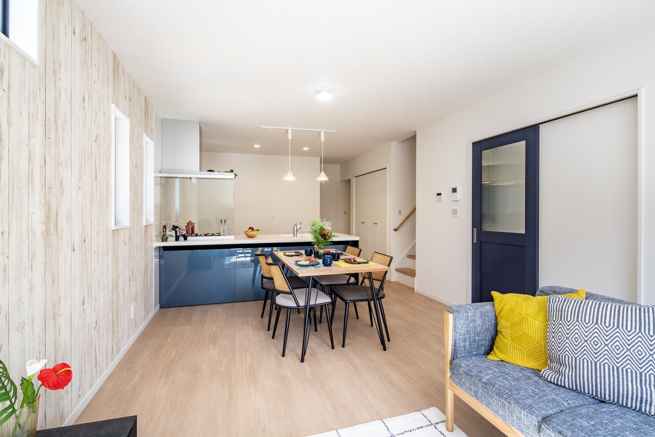 白とブルーを基調としたマリンテイストなおうち アイキャッチ画像