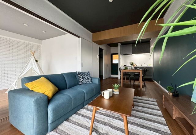 グリーン系のアクセントクロスと木目のリノベーション アイキャッチ画像