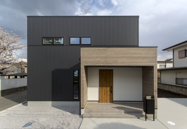 外観はカッコよく、室内は温かみのあるおうち アイキャッチ画像