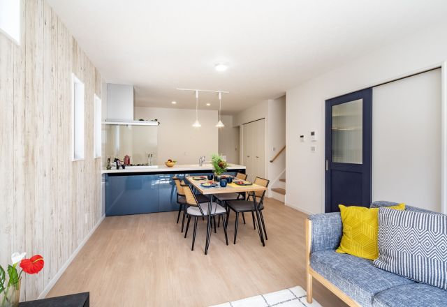 白とブルーを基調としたマリンテイストなおうち アイキャッチ画像